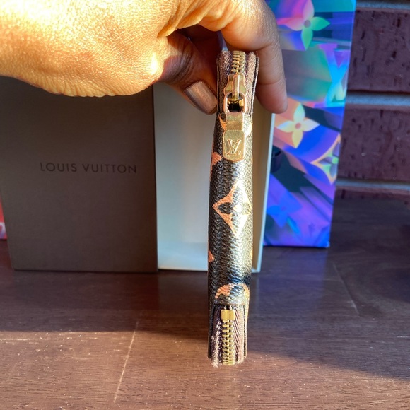 LV - 6 Key w/ zipper - Picture 4 of 15